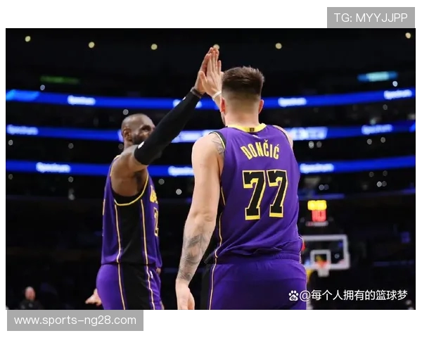 快船与湖人对决再掀洛城德比风云 谁将主宰西部赛季荣耀 快船与湖人对决再掀洛城德比风云 谁将主宰西部赛季荣耀